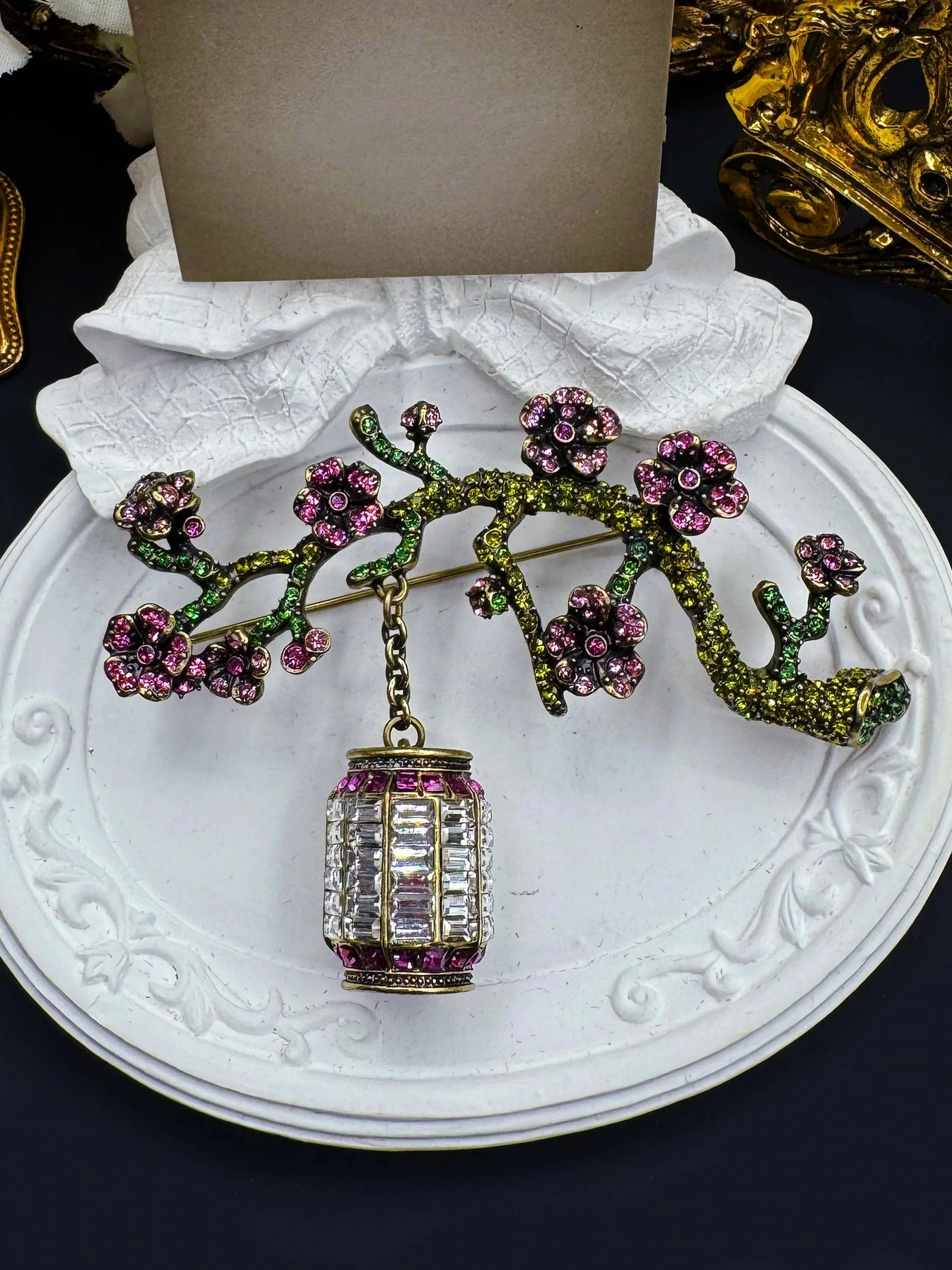 Vintage Baroque Crystal Castle Carriage Brooch – Rhinestone Clock Pin Badge for Women & Girls, Elegant Statement Jewelry