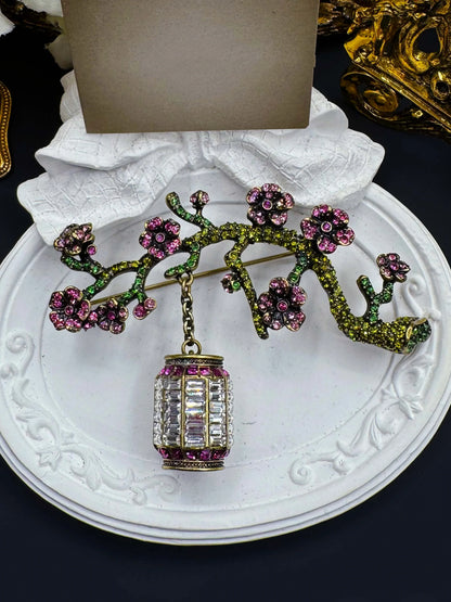 Vintage Baroque Crystal Castle Carriage Brooch – Rhinestone Clock Pin Badge for Women & Girls, Elegant Statement Jewelry