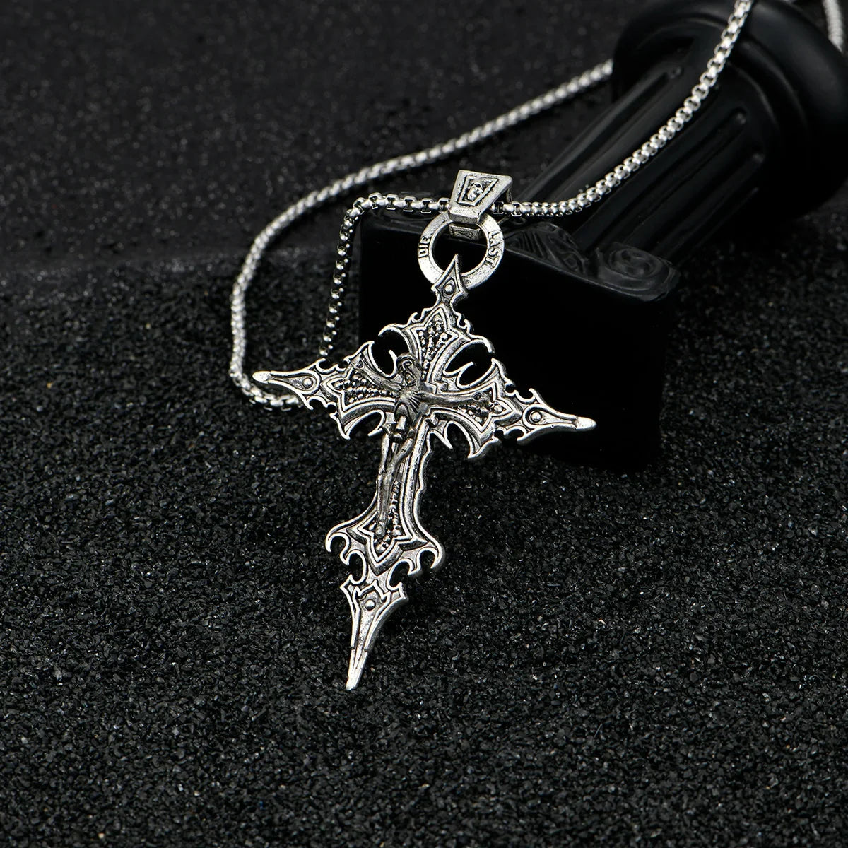 Retro Gothic Skull Cross Necklace - Personalized Halloween Pendant Jewelry for Men and Women