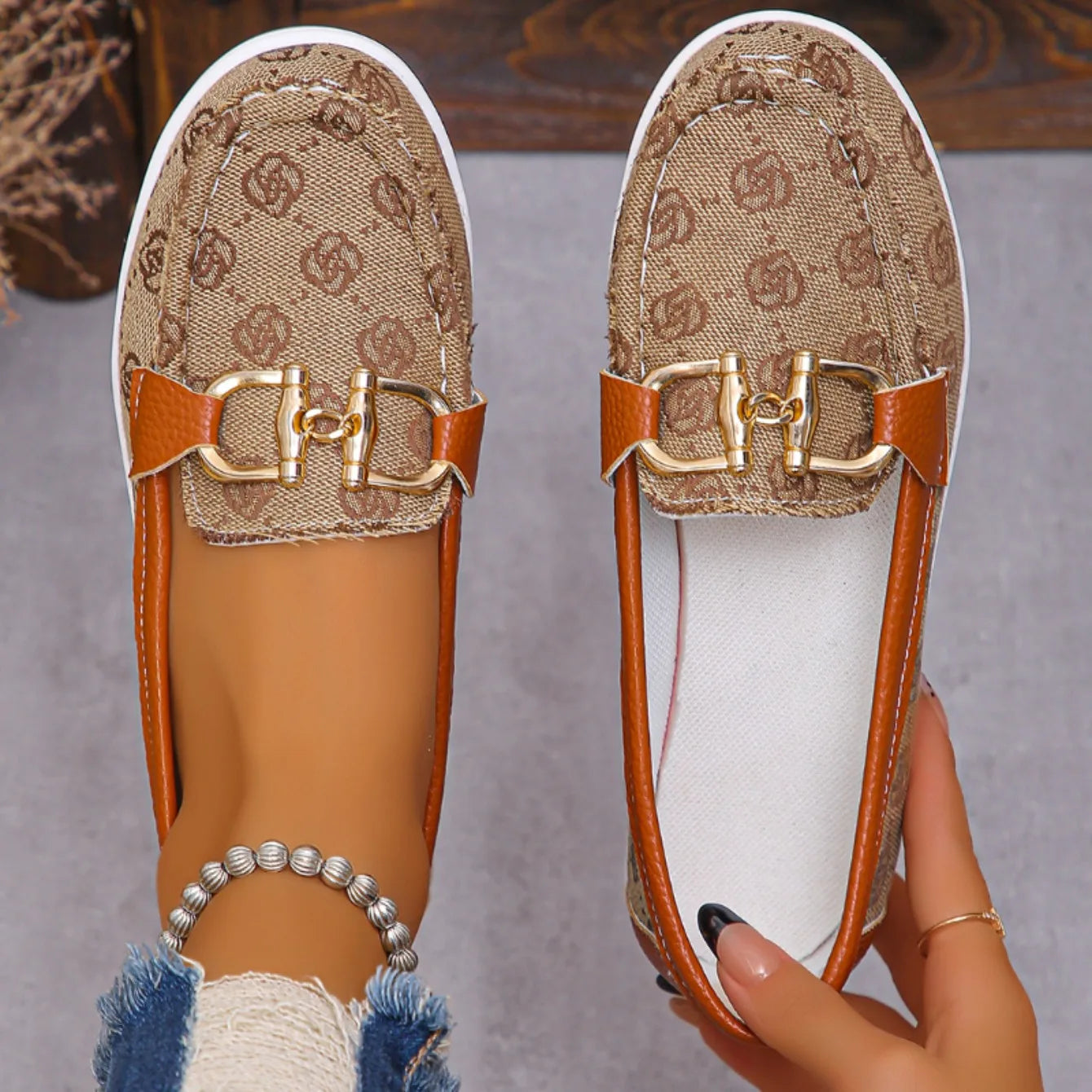 2024 Autumn Women’s Retro Flat Shoes – Fashionable Round Toe with Metal Decoration, Casual Designer Footwear