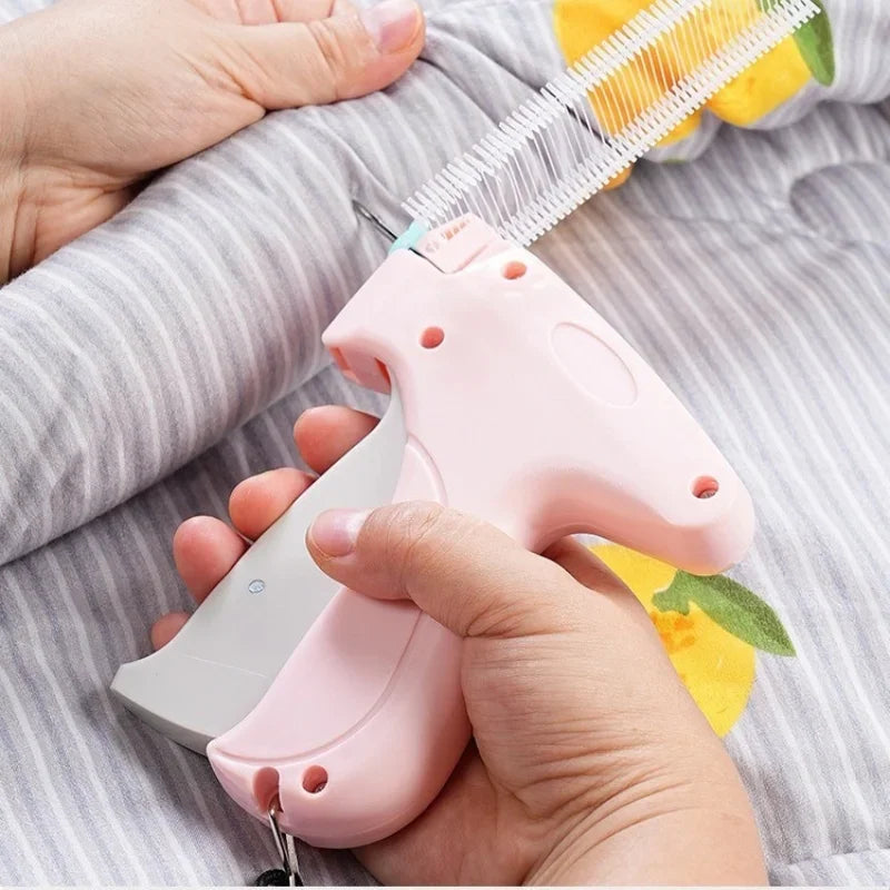 Garment Label Gun – Soft Silicone Pinless Snap Sewing Tool with Quilt Holder, Hangtag Gun & Anti-Slip Design