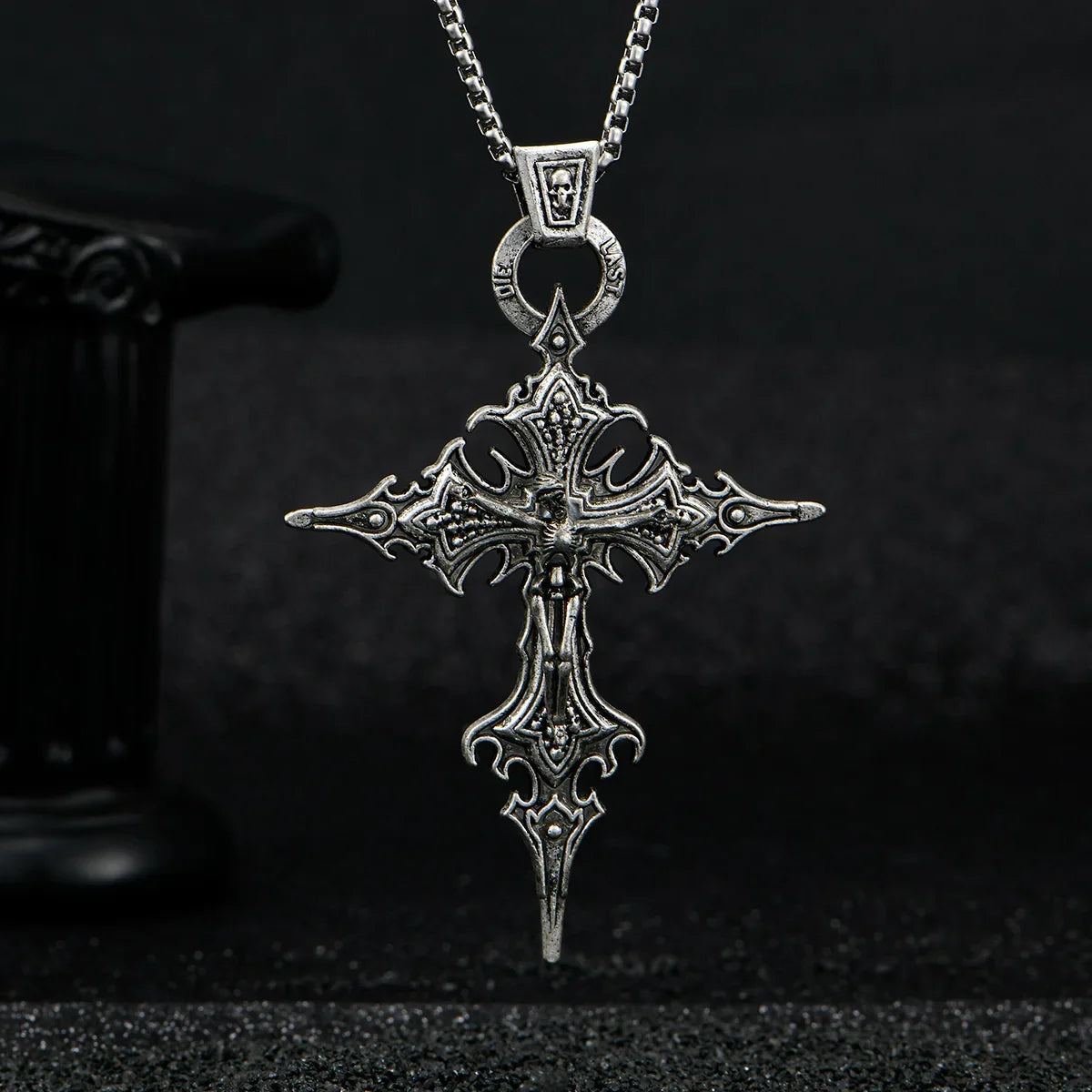 Retro Gothic Skull Cross Necklace - Personalized Halloween Pendant Jewelry for Men and Women