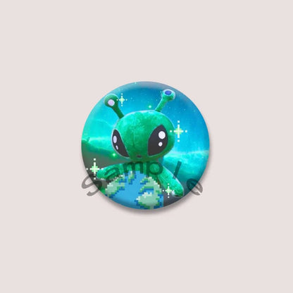Cute Green Alien Cat Round Badge – Funny Cartoon Animal Brooch Pin for Backpack, Lapel & Gifts