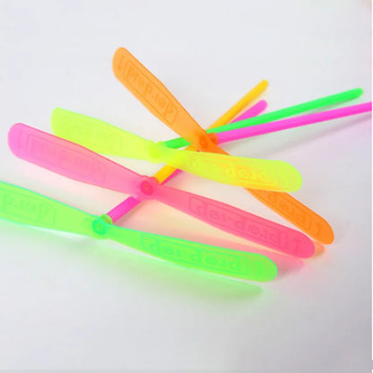 Plastic Bamboo Dragonfly Toy (10–20 Pcs) – Rotating Propeller Flying Arrow Outdoor Kids Classic Novelty Party Gift Multicolor