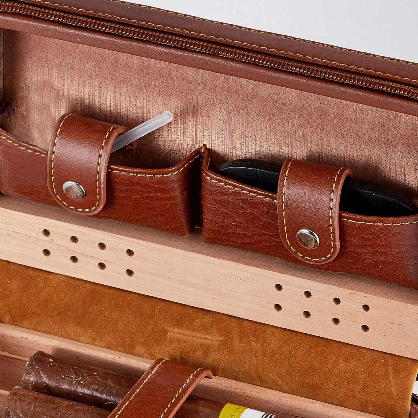Cedarwood Cigar Case – Portable Leather Cigar Box for 4 Cigars, Humidor Kit with Humidifying Holder & Accessories