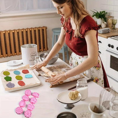 Set of 8 Cartoon Flowers Cookies Cutters - Plastic Pressable Biscuit Mold and Cookie Stamp for Kitchen Baking and Pastry Decoration