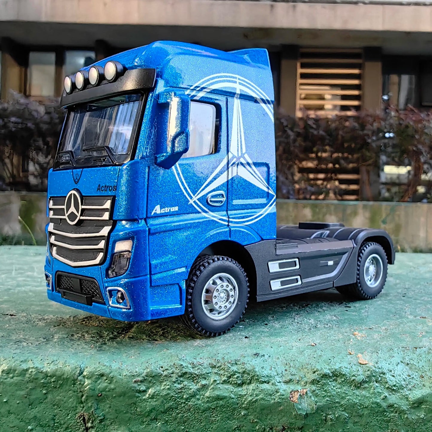 1:50 Large Diecast Alloy Truck Model – Pull-Back Sound & Light Container Transport Vehicle Toy for Boys’ Gifts