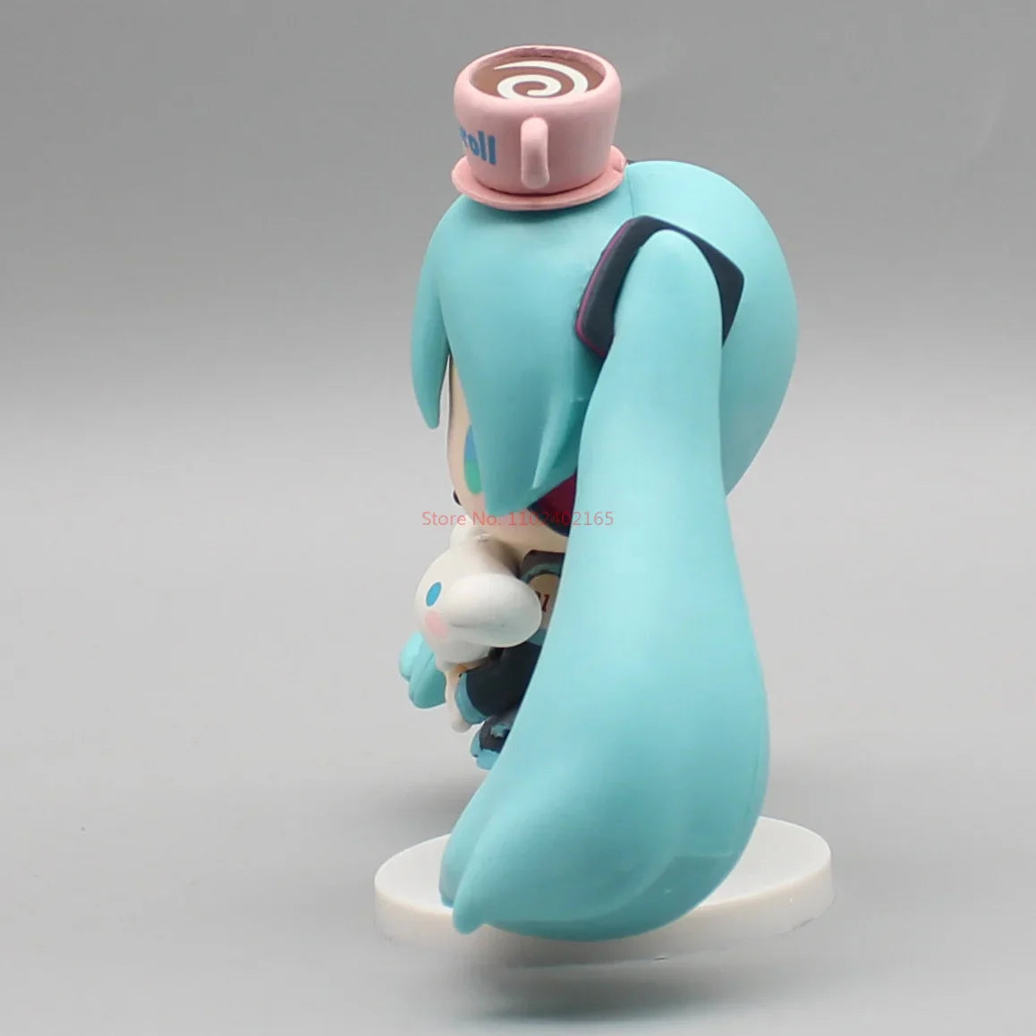 Hatsune Miku Anime Figurine – Holding Cinnamoroll, Bean-Eyed Kawaii Action Figure, Tabletop Decoration & Toy Gift for Children