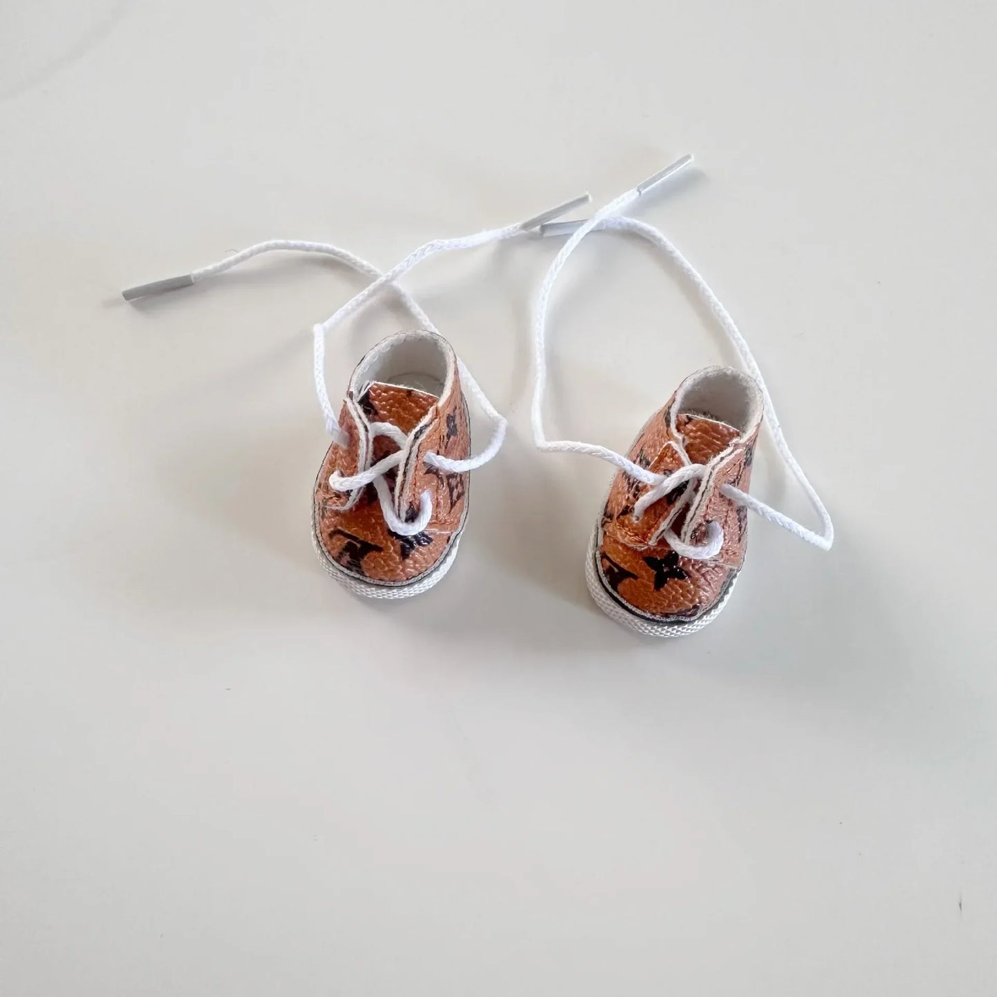 17CM LABUBU Doll Shoes – Lace-Up Printed Sneakers Pendant Accessory for Labubu Dolls