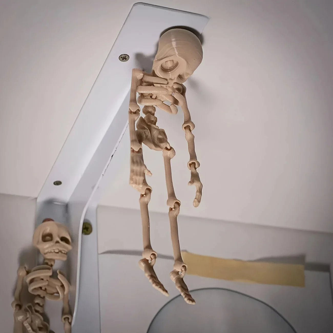 1Pc Magnetic Poseable Skull – Funny Halloween & Easter Fridge Magnet, Quirky Kitchen and Home Decor