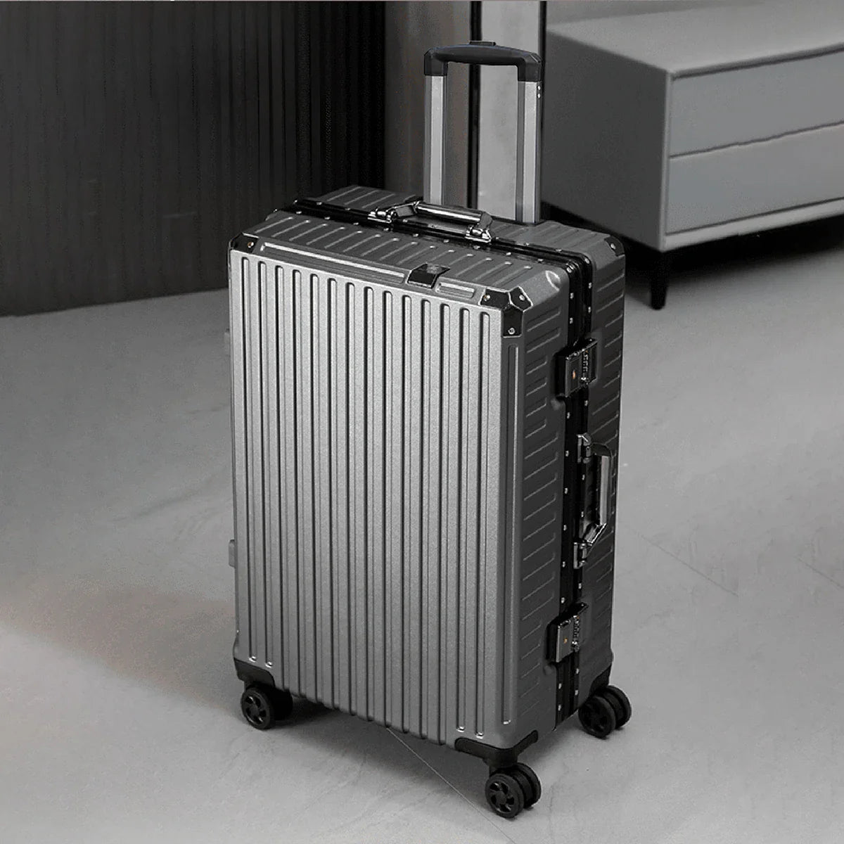 Aluminum Frame Rolling Luggage – 20/24/26/28 Inch Suitcase with USB Port, Combination Lock & Wheels