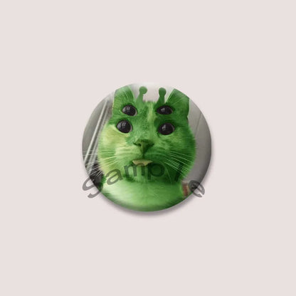 Cute Green Alien Cat Round Badge – Funny Cartoon Animal Brooch Pin for Backpack, Lapel & Gifts