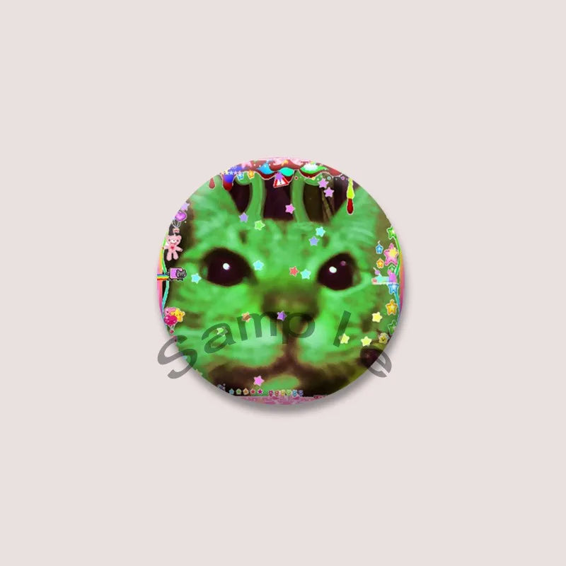Cute Green Alien Cat Round Badge – Funny Cartoon Animal Brooch Pin for Backpack, Lapel & Gifts