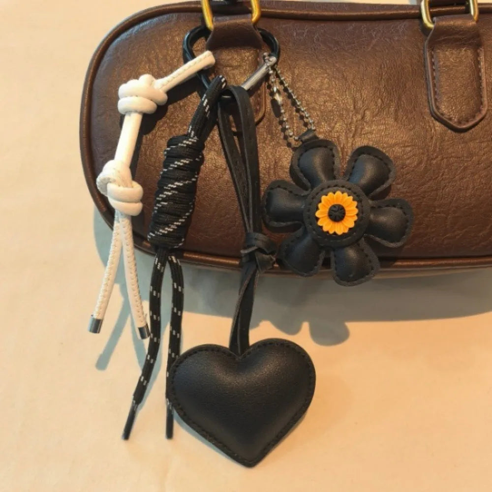 Vintage Leather Flower Heart Bag Charm Keychain – Handmade Boho Tassel Pendant for Tote Bags, Aesthetic Fashion Accessory for Women & Girls