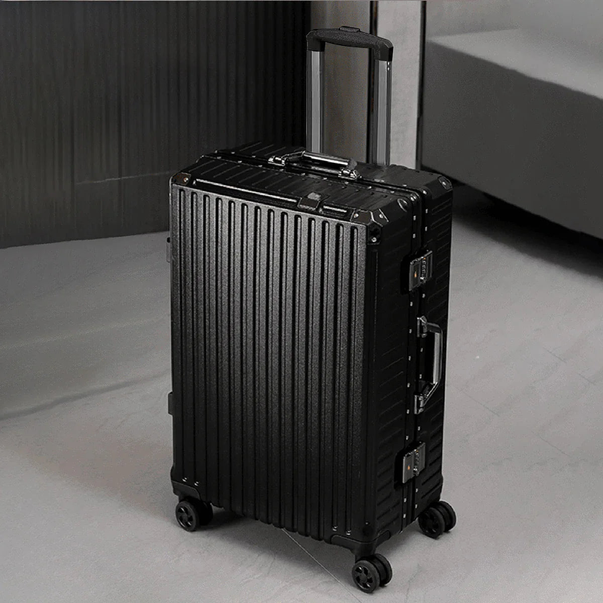 Aluminum Frame Rolling Luggage – 20/24/26/28 Inch Suitcase with USB Port, Combination Lock & Wheels