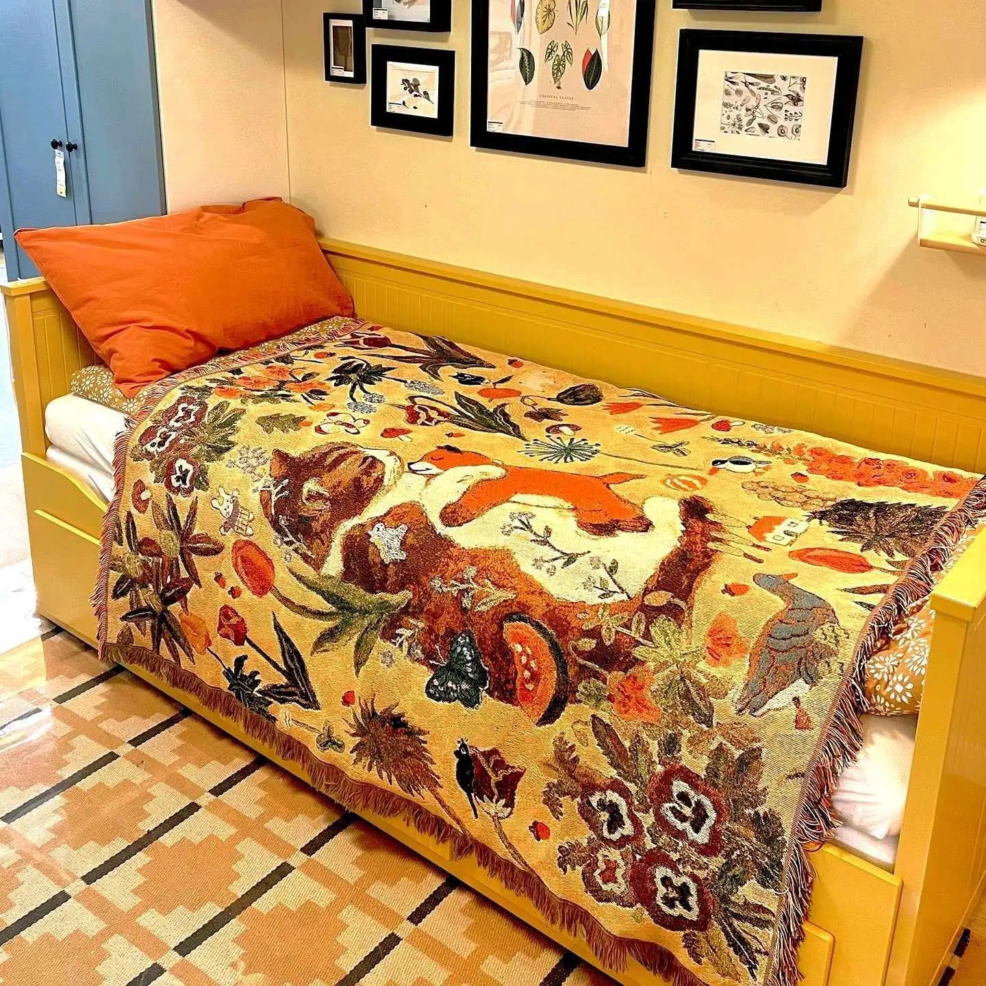 Animal Sofa Blanket Cover – European Village Cartoon Tapestry for Home Decor, Sofa, Bed & Camping