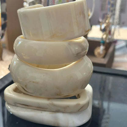 Exaggerated Thick Resin Off-White Imitation Marble Wide Bracelet – Stylish Jewelry for Women’s Party & Vacation