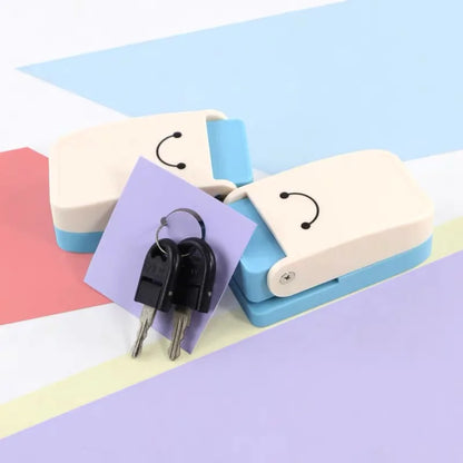 Random Color Creative Keychain Hole Punch – DIY Scrapbook Embossing & Craft Tool