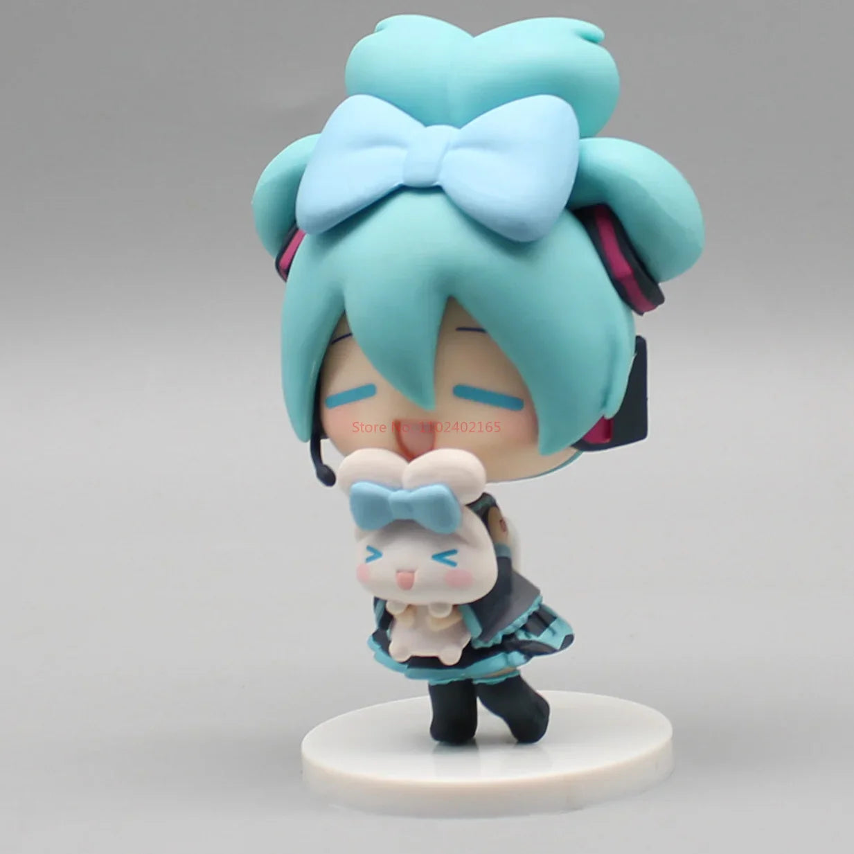 Hatsune Miku Anime Figurine – Holding Cinnamoroll, Bean-Eyed Kawaii Action Figure, Tabletop Decoration & Toy Gift for Children