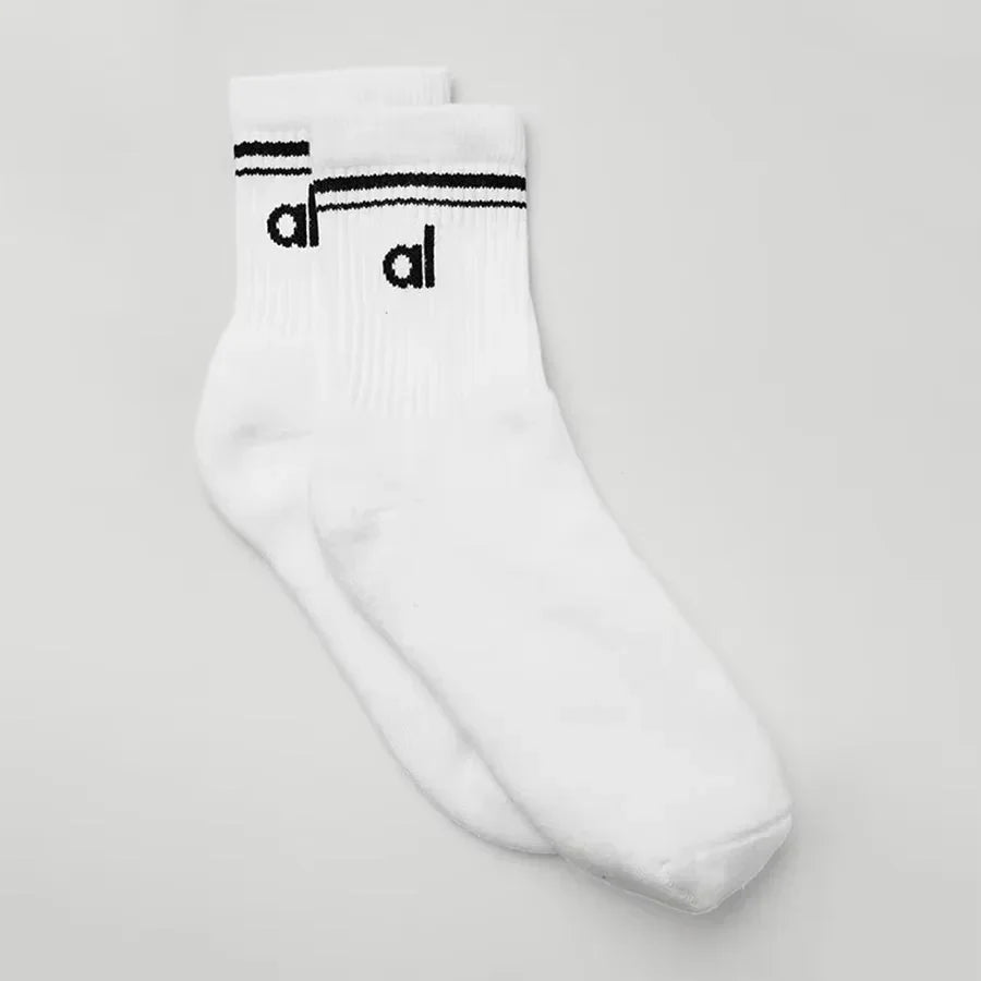 A Women's Soft Cotton Yoga Socks – Mid-Tube Solid Color Casual Socks for Men & Women*