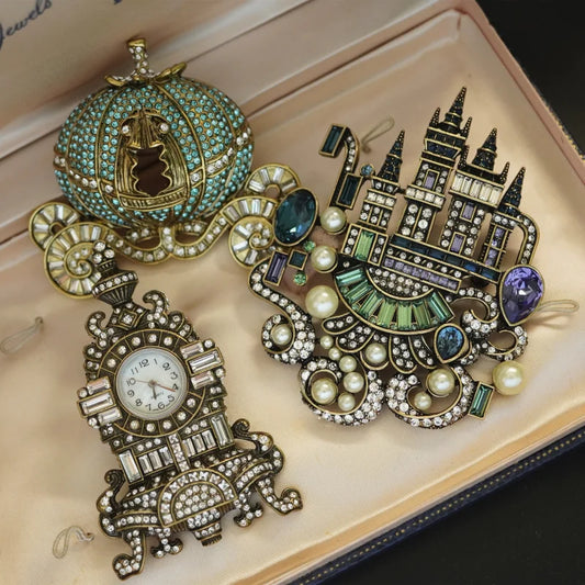 Vintage Baroque Crystal Castle Carriage Brooch – Rhinestone Clock Pin Badge for Women & Girls, Elegant Statement Jewelry