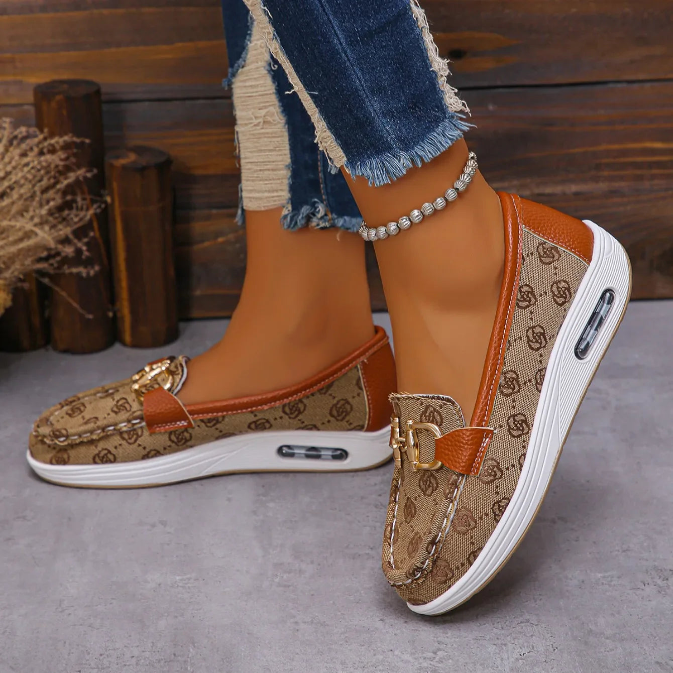 2024 Autumn Women’s Retro Flat Shoes – Fashionable Round Toe with Metal Decoration, Casual Designer Footwear