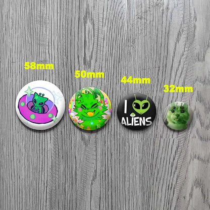 Cute Green Alien Cat Round Badge – Funny Cartoon Animal Brooch Pin for Backpack, Lapel & Gifts