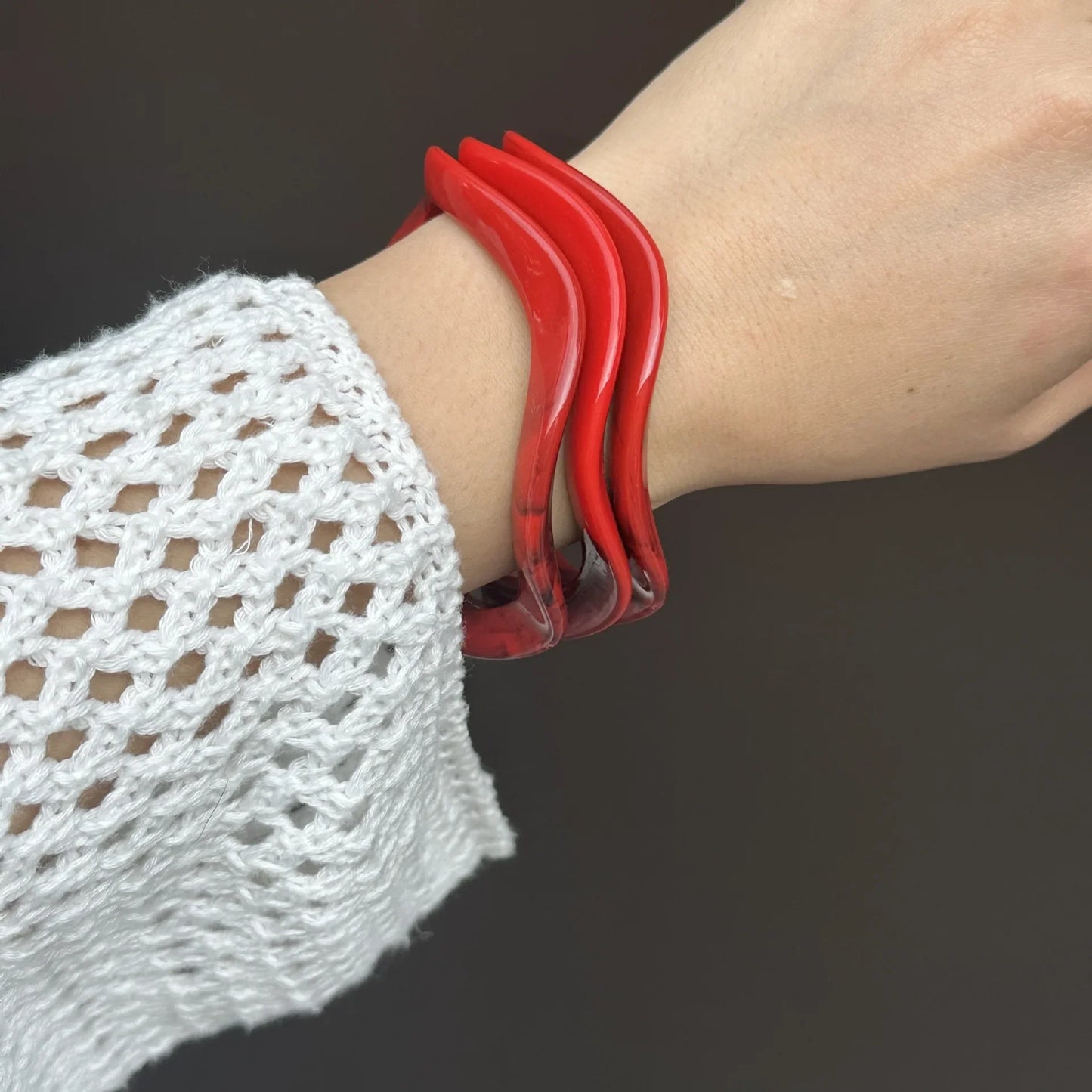 KMVEXO Vintage Wide Red Geometric Resin Bangles – Irregular Chunky Acrylic Bracelets for Women Summer Gift