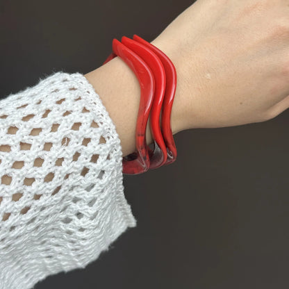 KMVEXO Vintage Wide Red Geometric Resin Bangles – Irregular Chunky Acrylic Bracelets for Women Summer Gift
