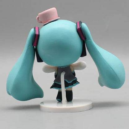 Hatsune Miku Anime Figurine – Holding Cinnamoroll, Bean-Eyed Kawaii Action Figure, Tabletop Decoration & Toy Gift for Children