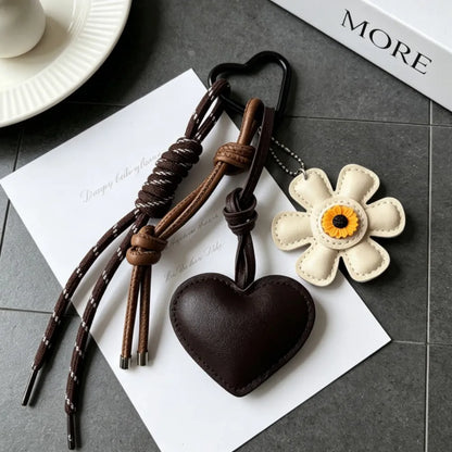 Vintage Leather Flower Heart Bag Charm Keychain – Handmade Boho Tassel Pendant for Tote Bags, Aesthetic Fashion Accessory for Women & Girls