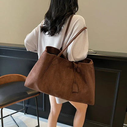 Elegant Suede Shoulder Bag - Stylish Bucket Handbag with Spacious Storage & Versatile Underarm Tote Design