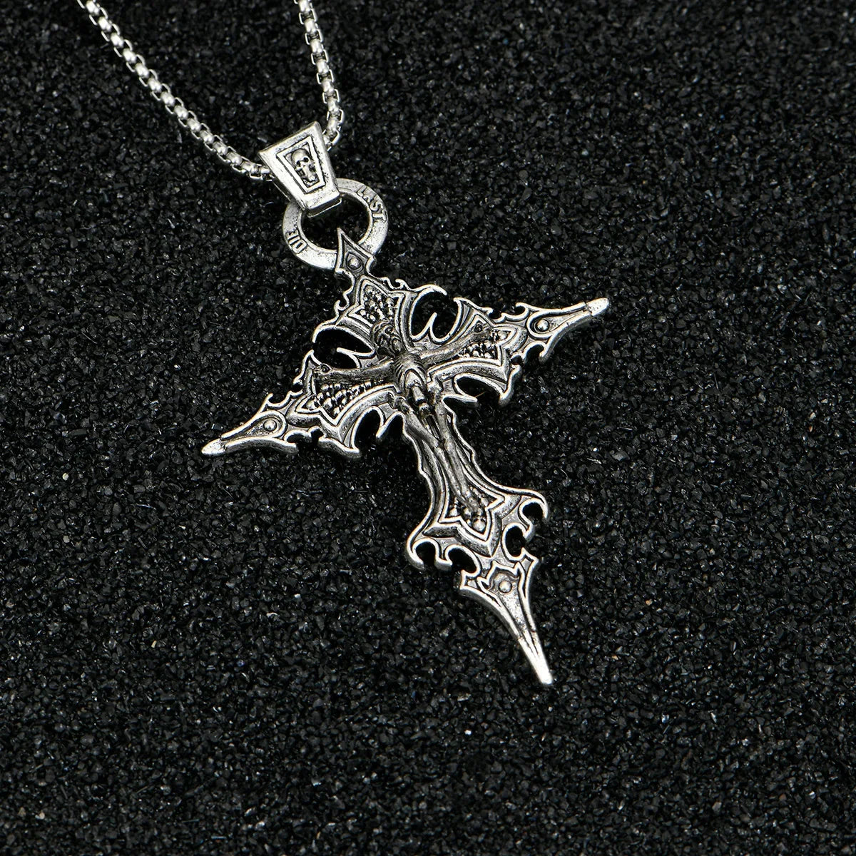 Retro Gothic Skull Cross Necklace - Personalized Halloween Pendant Jewelry for Men and Women