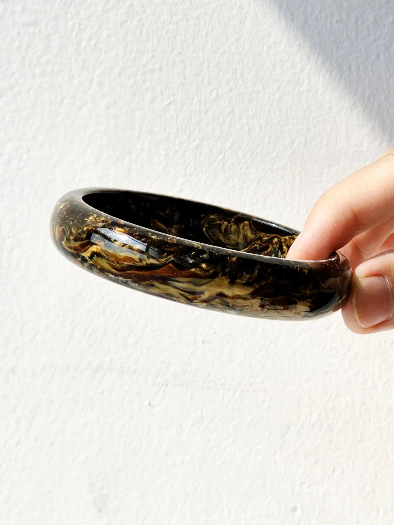 Creative Retro Geometric Chunky Brown Resin Bracelet – Autumn Winter Sweater Bangle for Women 2025