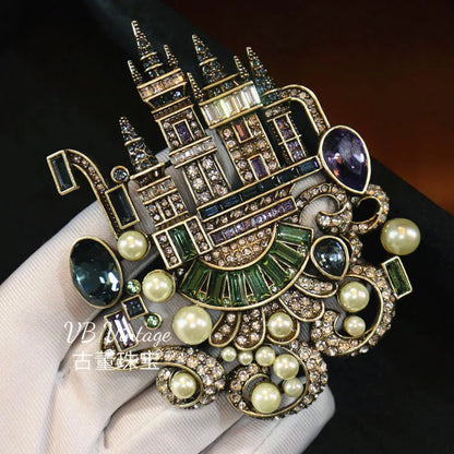 Vintage Baroque Crystal Castle Carriage Brooch – Rhinestone Clock Pin Badge for Women & Girls, Elegant Statement Jewelry