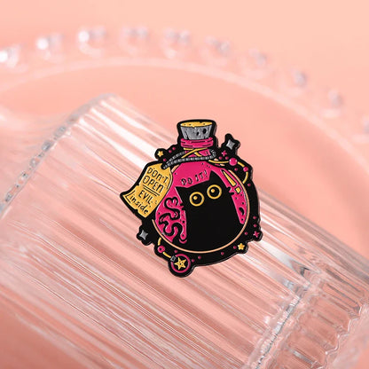Cute Big-Eyed Black Cat Enamel Pin – Elf Magic Potion Animal Brooch for Halloween Jewelry Gift