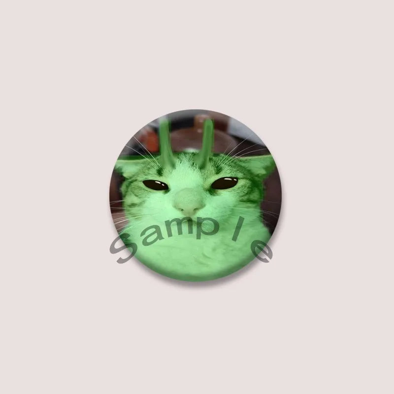 Cute Green Alien Cat Round Badge – Funny Cartoon Animal Brooch Pin for Backpack, Lapel & Gifts