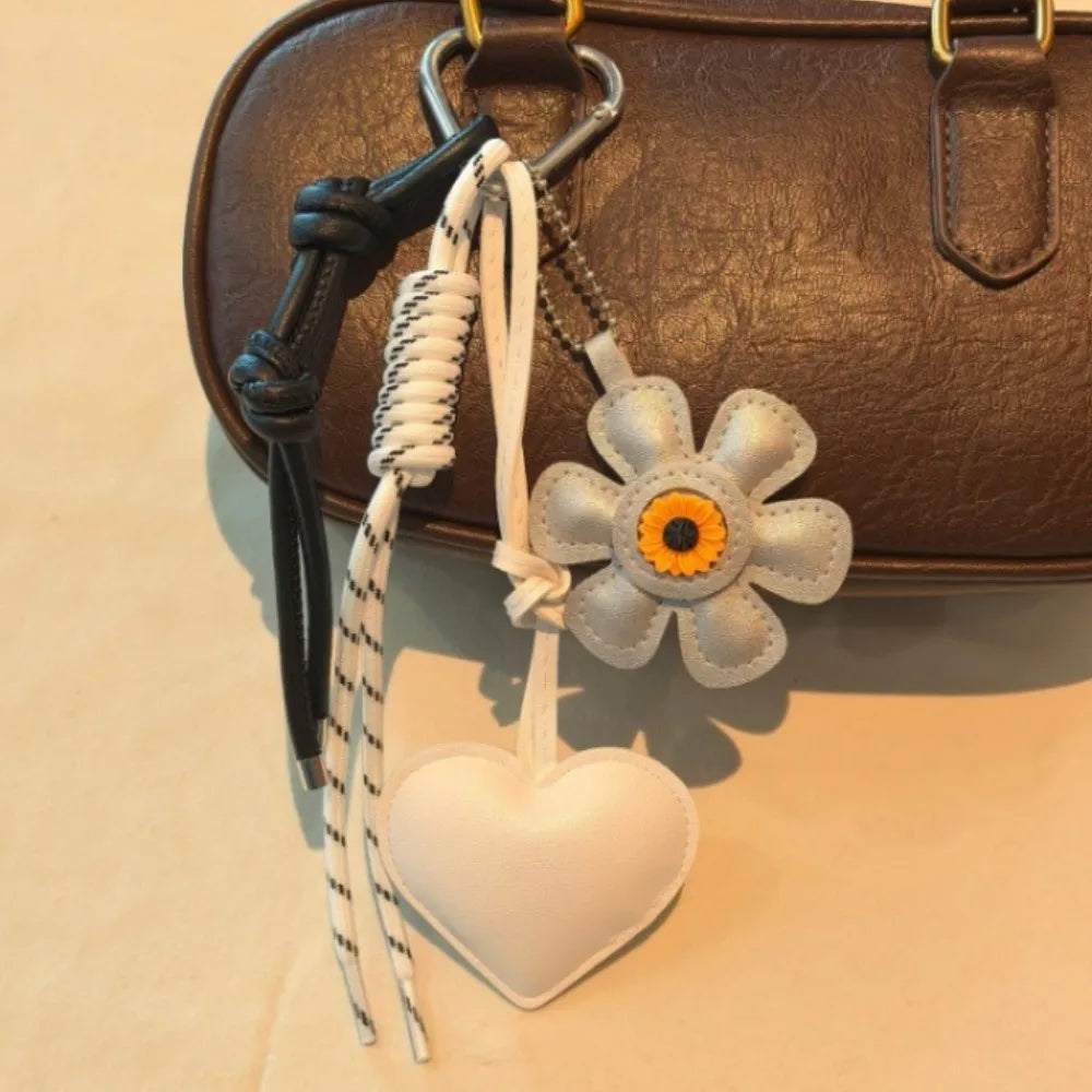 Vintage Leather Flower Heart Bag Charm Keychain – Handmade Boho Tassel Pendant for Tote Bags, Aesthetic Fashion Accessory for Women & Girls