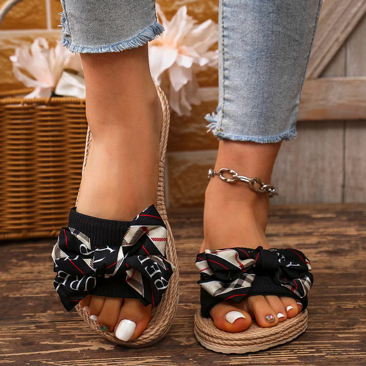Women’s Fashion Diamond Flower Flip Flops – Non-Slip, Wear-Resistant Flat Heel Sandals for Beach, College & Vacation