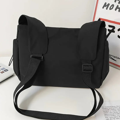 Women’s Fashion Crossbody Bag with Drawstring Detail – Spacious Zipper Shoulder Purse with Stylish Bag Charm