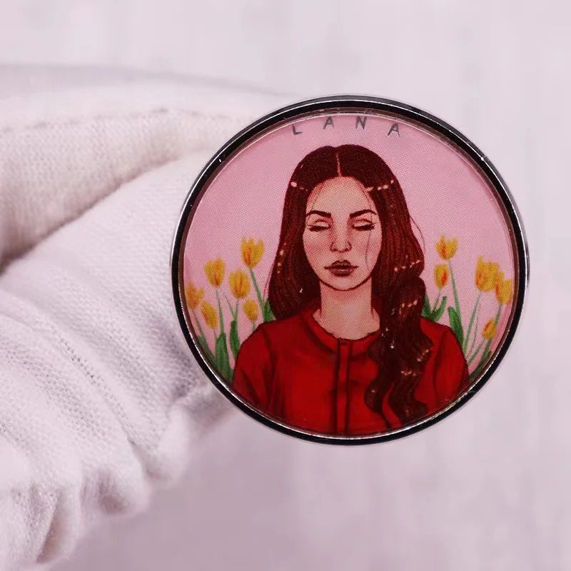 Lana Del Rey Diva Lapel Pin Badge – Fashion Enamel Brooch for Shirts, Sweaters & Coats, Unique Jewelry Accessory Gift for Women & Fans