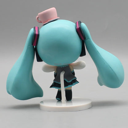 Hatsune Miku Anime Figurine – Holding Cinnamoroll, Bean-Eyed Kawaii Action Figure, Tabletop Decoration & Toy Gift for Children
