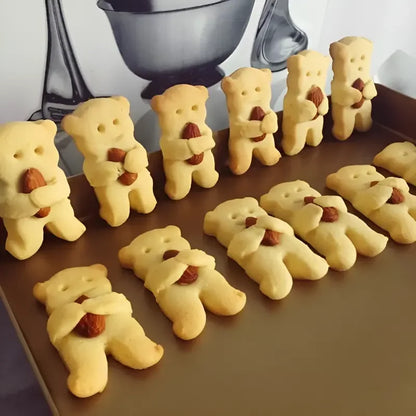 Christmas Hug Bear Cookie Cutter Mold – Bear Shape Baking Tool for Cookies, Cakes, Fudge & Sugarcraft Decorating