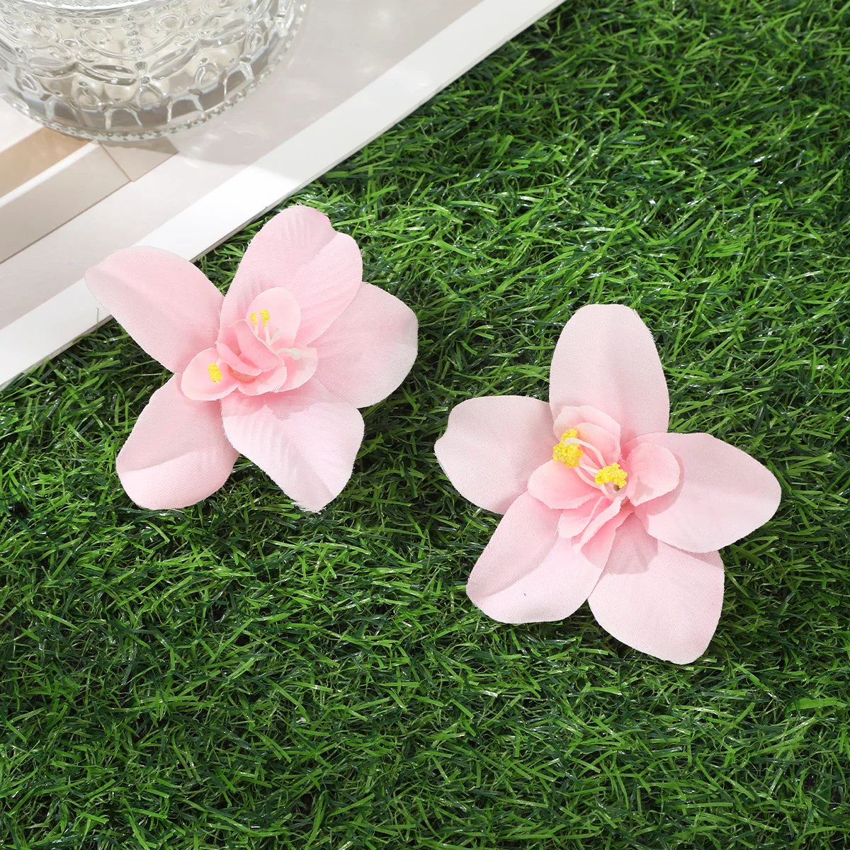 Simulated Orchid Flower Hairpins – White & Pink Hair Clips for Women, Summer Travel Seaside Fashion Headwear