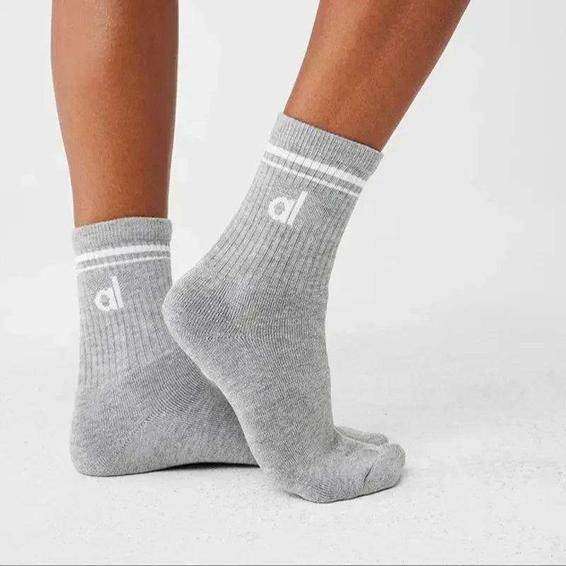 A Women's Soft Cotton Yoga Socks – Mid-Tube Solid Color Casual Socks for Men & Women*