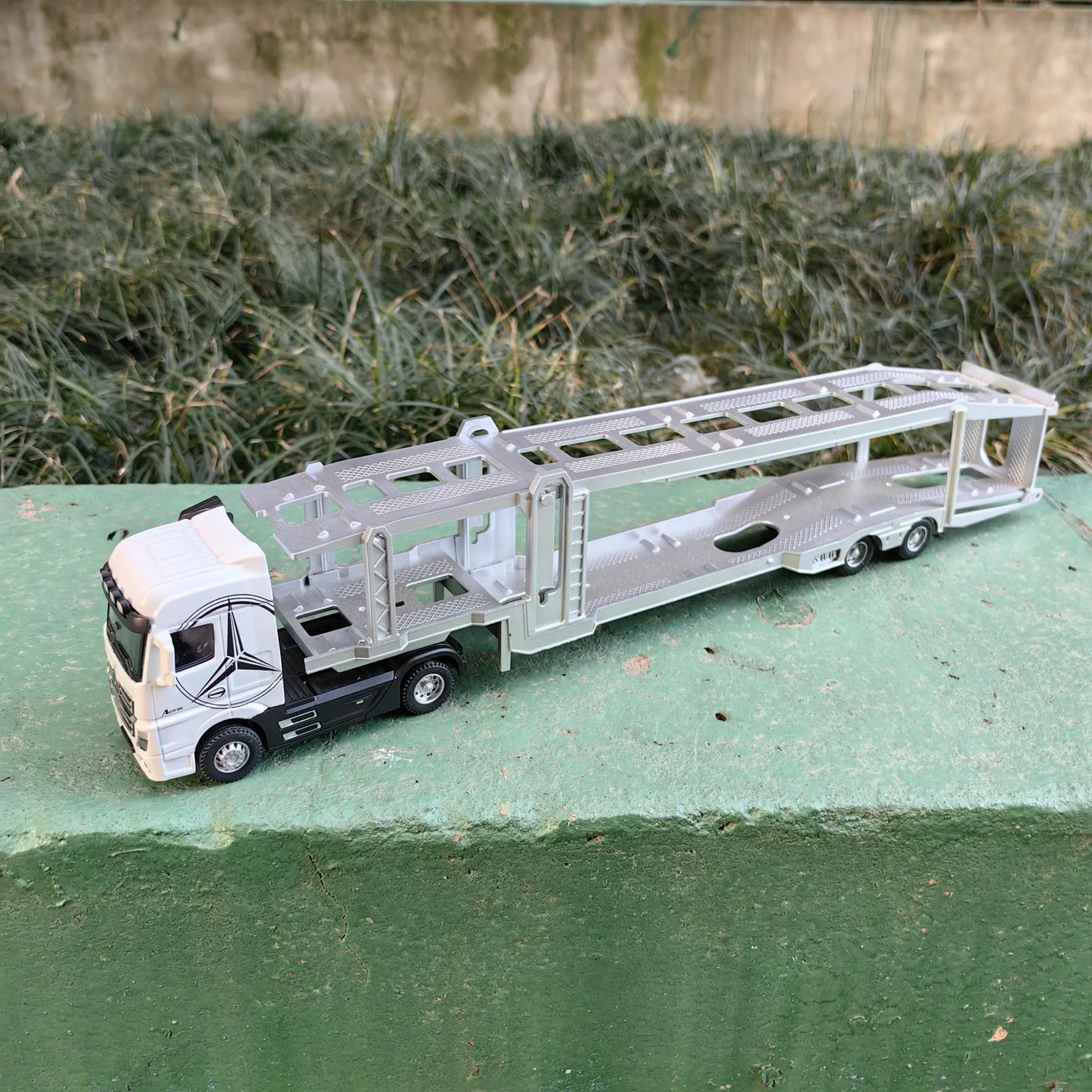 1:50 Large Diecast Alloy Truck Model – Pull-Back Container Toy with Sound & Light for Boys’ Gifts