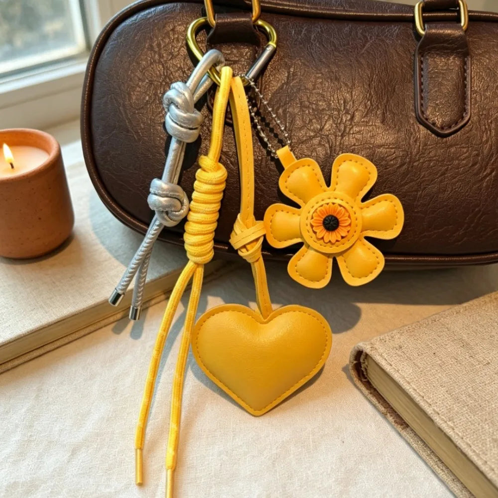 Vintage Leather Flower Heart Bag Charm Keychain – Handmade Boho Tassel Pendant for Tote Bags, Aesthetic Fashion Accessory for Women & Girls