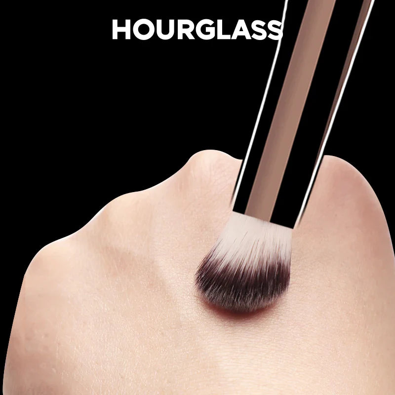 Hourglass No.19 Vanish Concealer Brush – Soft Fiber, Seamless Finish Face Makeup Brush