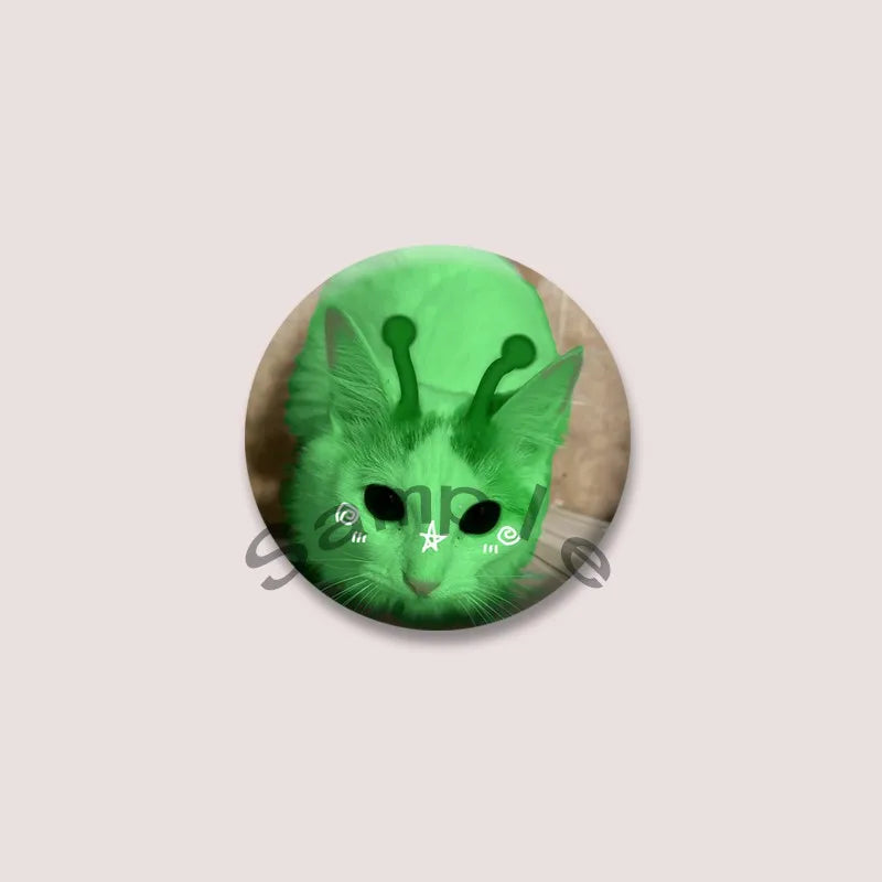 Cute Green Alien Cat Round Badge – Funny Cartoon Animal Brooch Pin for Backpack, Lapel & Gifts