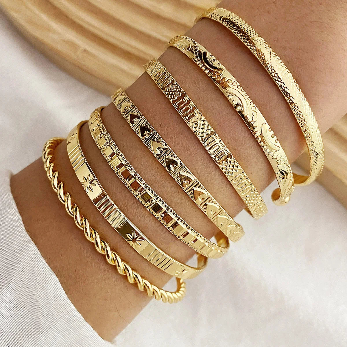 7-Piece Punk Gold Heart Print Bracelet Set for Women – Streetwear Goth Open Metal Bangles Fashion Jewelry Gift 2024